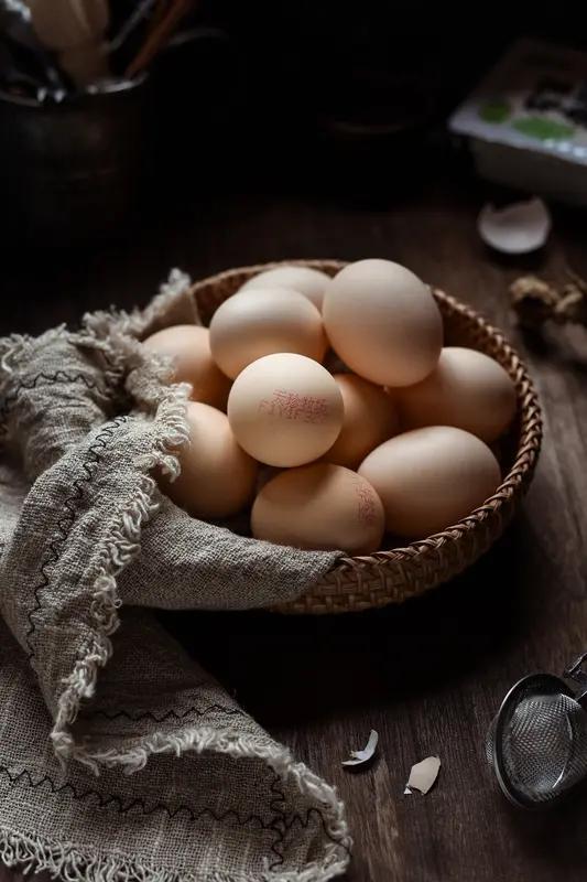 鸡蛋快配不上番茄了？这场菜价风波咋回事？
 
曾经，鸡蛋和番茄是厨房里的“黄金搭