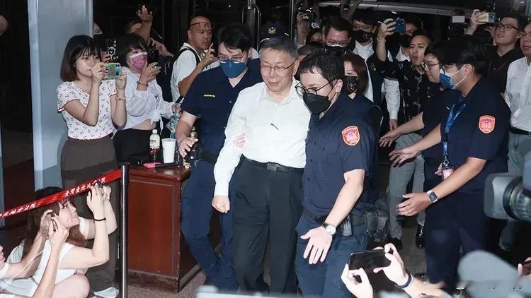 柯文哲、彭振声地下候审室过一夜　等今开羁押庭

众所瞩目的京华城弊案，检廉依违背
