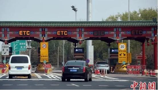 中国高速8年亏空6万亿，美国高速免费却年年盈利！真相是：中国用"贷款修路、收费还