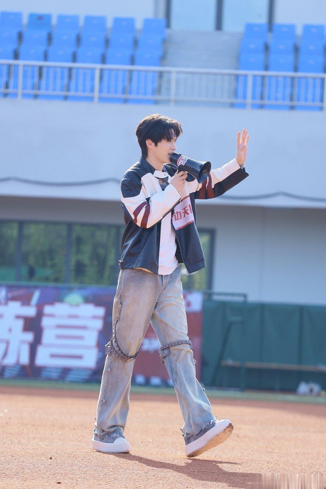 #飞驰吧少年头文字D照进现实#突然发现边天扬也是有好多油麦在身上的，本想要看到边