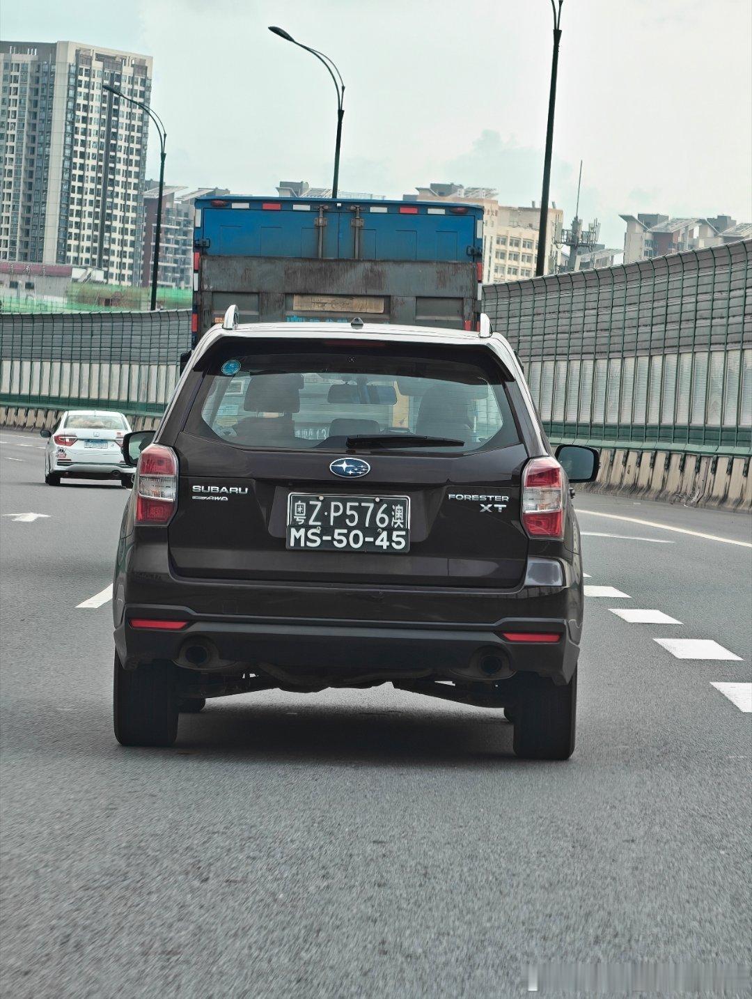 这个车真漂了，尤其是车牌，和这个车很搭斯巴鲁斯巴鲁森林人