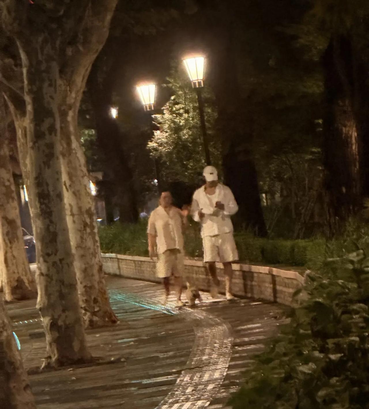 黄景瑜与妈妈夜晚一起散步，
母子俩牵着一只狗，
边走边聊，
看起来非常温馨！
