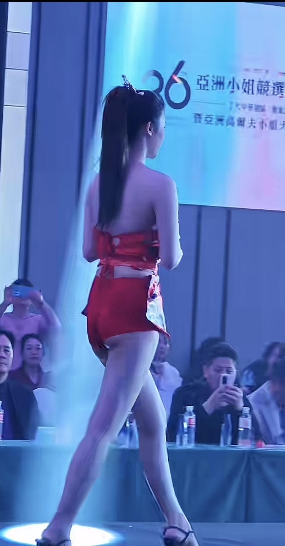 舞台追光亮起，一抹浓烈的中国红瞬间抓住全场目光。模特身着改良式红色国风套装登场，