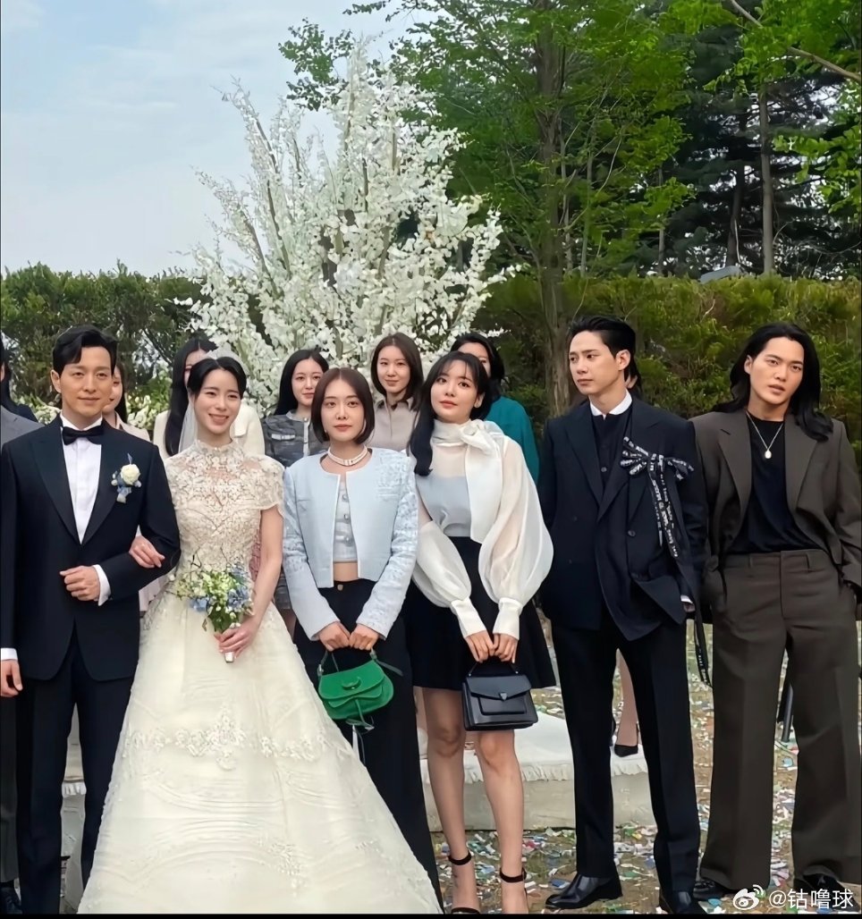 一张婚纱照片 大家都各怀鬼胎孙明悟→崔慧廷→全在俊→朴妍珍（前期应该是对在俊有感