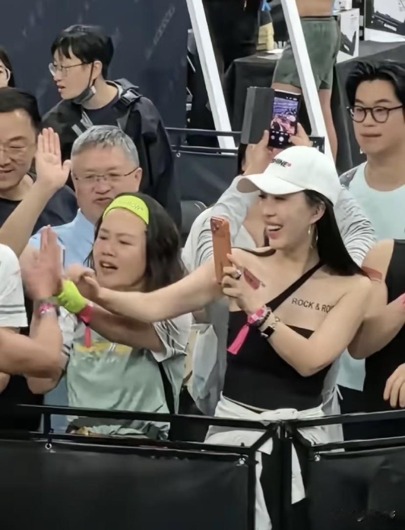 说出来你可能不信

我认识的那些35岁以后还能稳定挣钱的人，

没有一个是在招聘