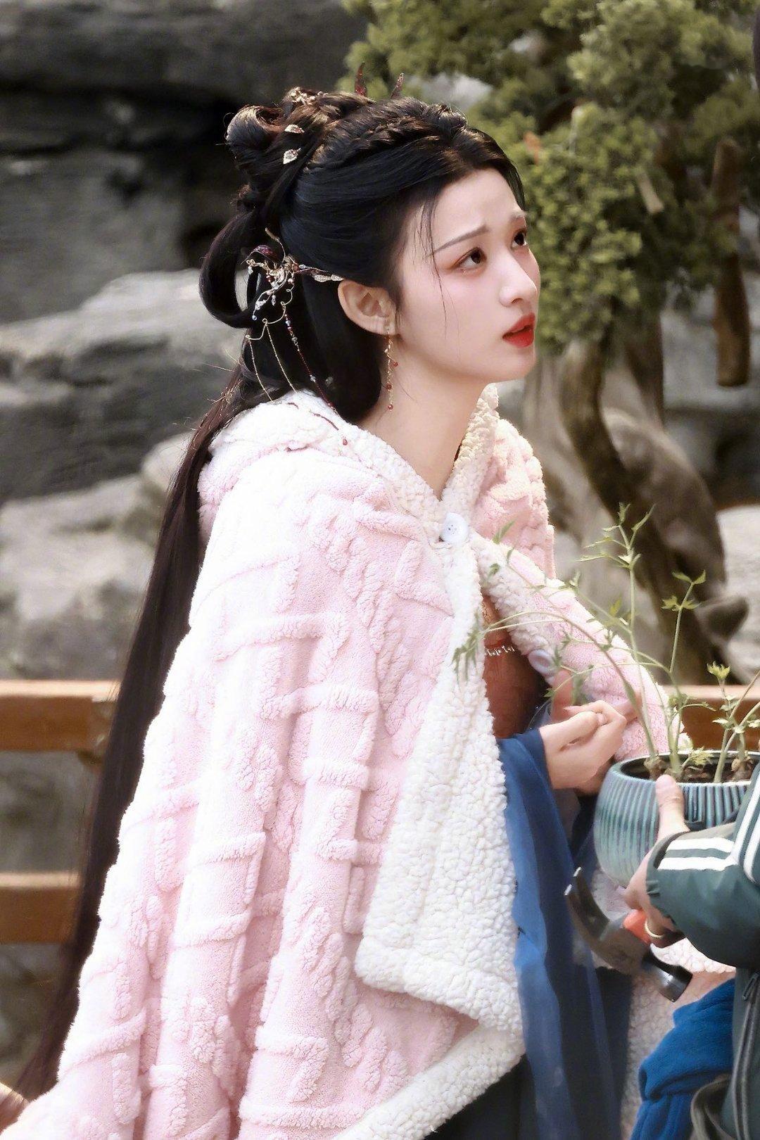 王楚然真是麻雀吃草莓雀食美谁被庾晚音的颜值美到心巴上了！这古装骨相真的绝，眉眼间