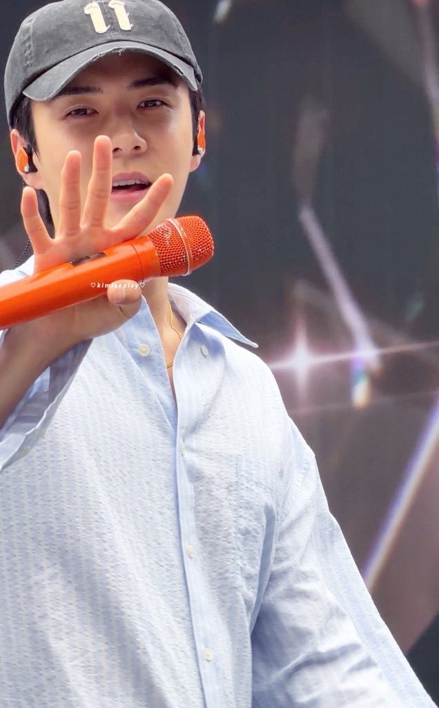 吴世勋  好近🥺cr.kimleeplay 