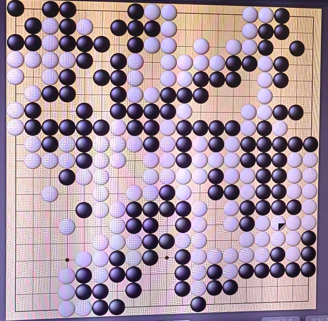 中韩女子围棋对抗赛吴依铭战胜韩国棋手金彩瑛
   这盘棋下的有惊无险，号称小魔女