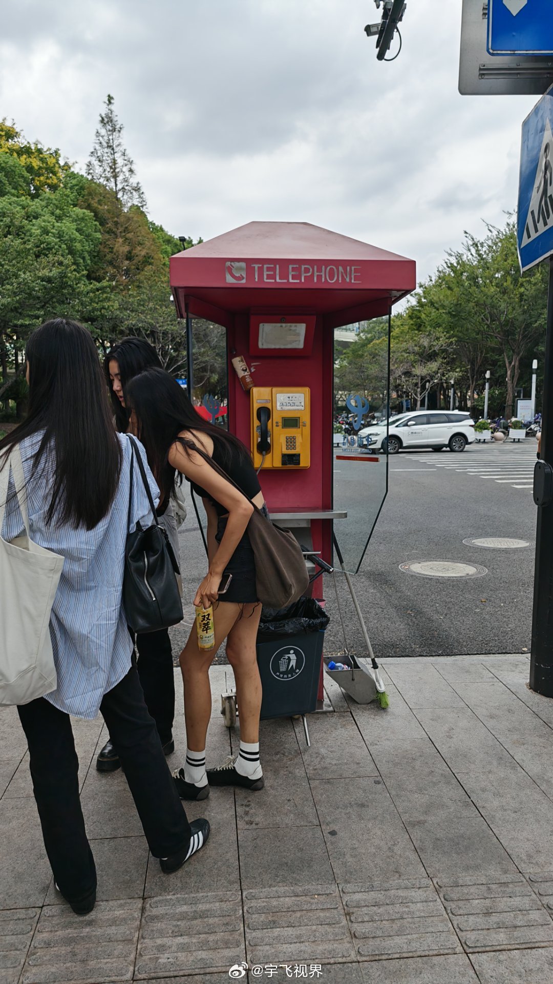 今天在上海街头居然撞见一个红色IC卡电话亭！ 亭子上写着“TELEPHONE”，