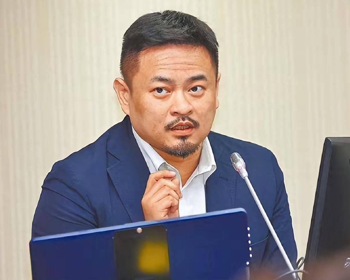打破两年冰封！台当局高官登陆开会，岛内舆论吵成一团，国台办也发话了！
     