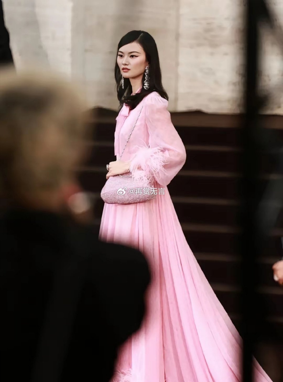 这件衣服，很适合杨幂热巴娜扎穿。 