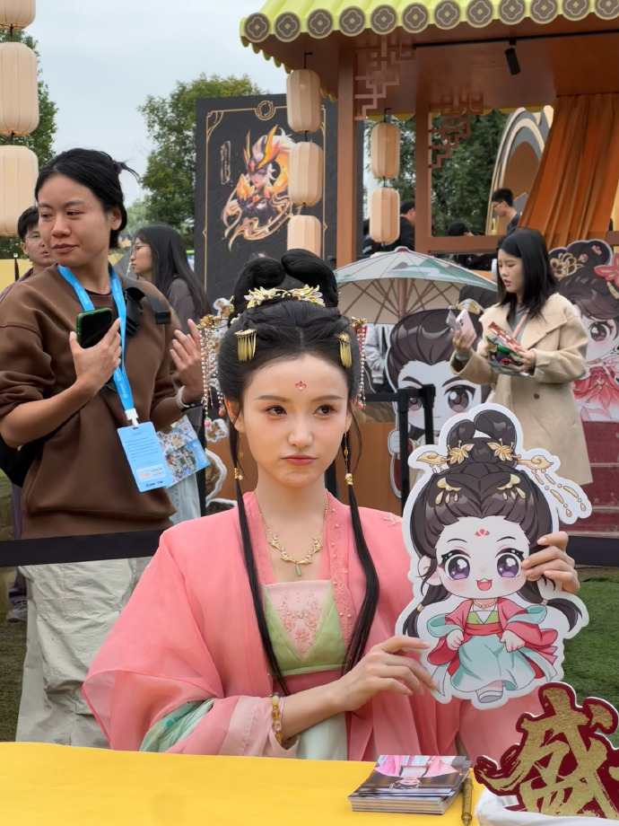 谁教林小宅穿古装营业的 谁把林小宅的古装营业天赋给激发出来啦！她古装造型惊艳众人