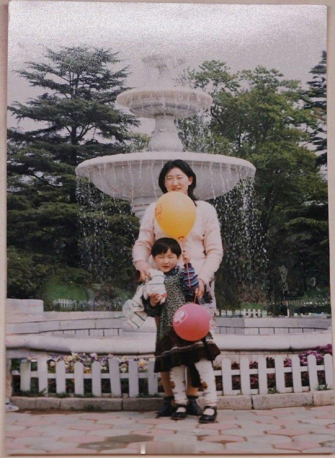陈梦表白妈妈是明亮的月亮 小时候的陈梦，太可爱了叭~ ​ ​​​
