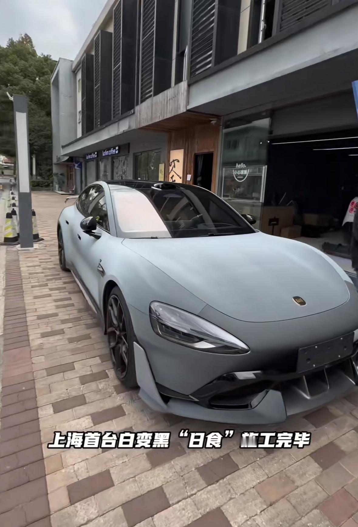 啊？现在的车衣已经发展到这个地步了吗？😳已经不是单纯的渐变了，它是一整个变色啊