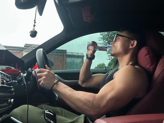 我说梅雨真烦，你说烟雨江南。