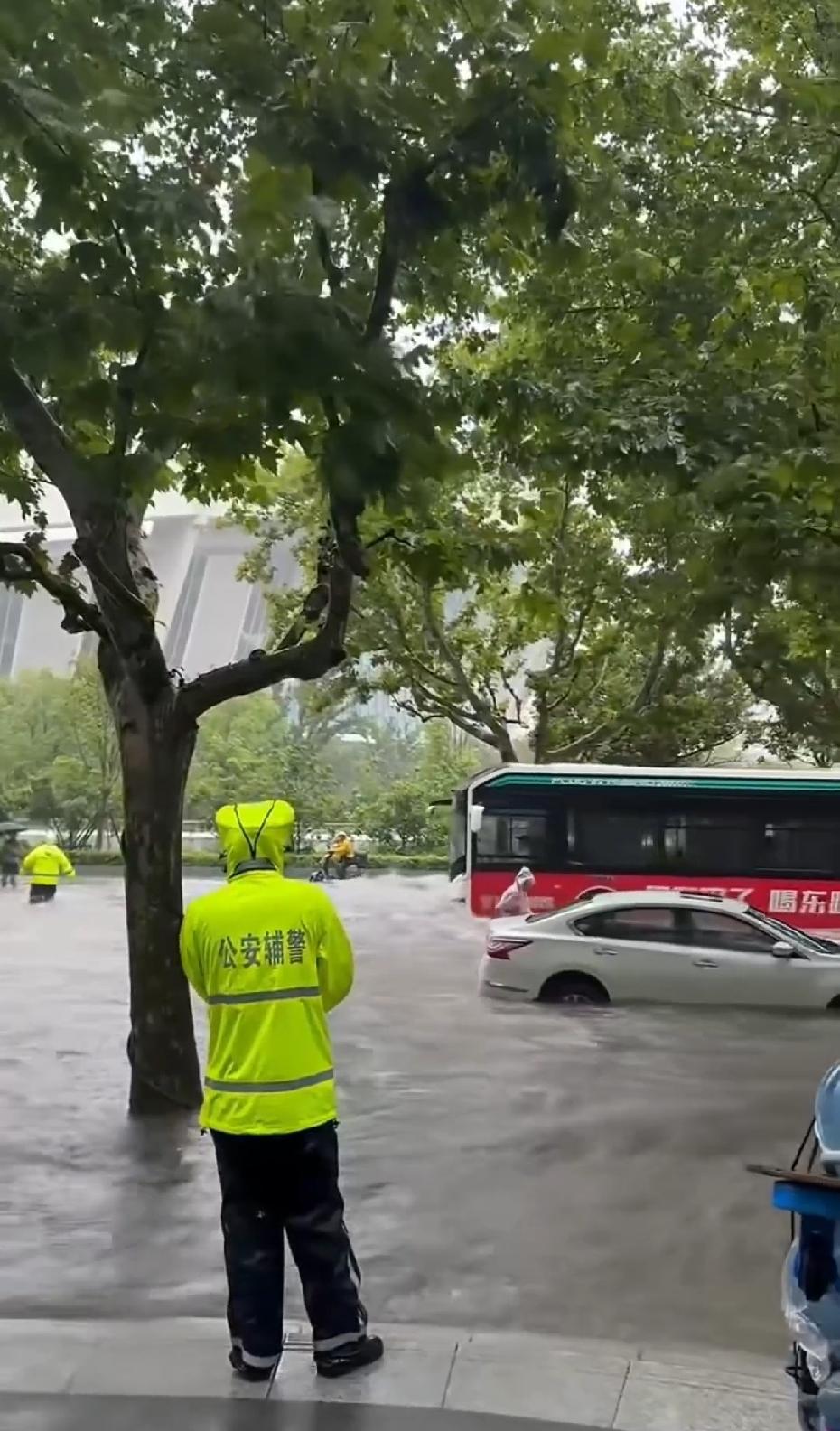 直击台风白海豚🐬台风“白海豚”来袭，那场面简直震撼。我身处沿海城市，台风来的时