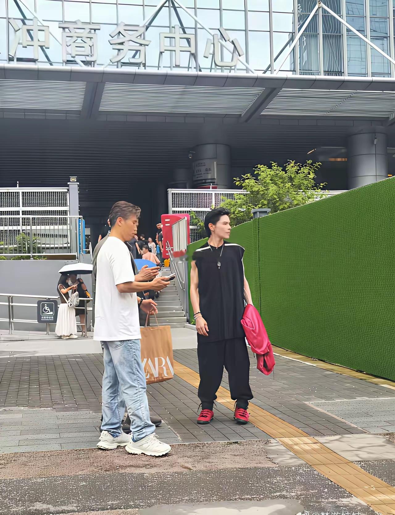 有网友在深圳偶遇向佐、胡军、李乃文，他们在录制综艺《大哥小助理》，其实明星线下也