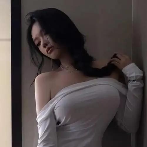 优雅白衣少女，轻抚秀发，散发迷人气息。