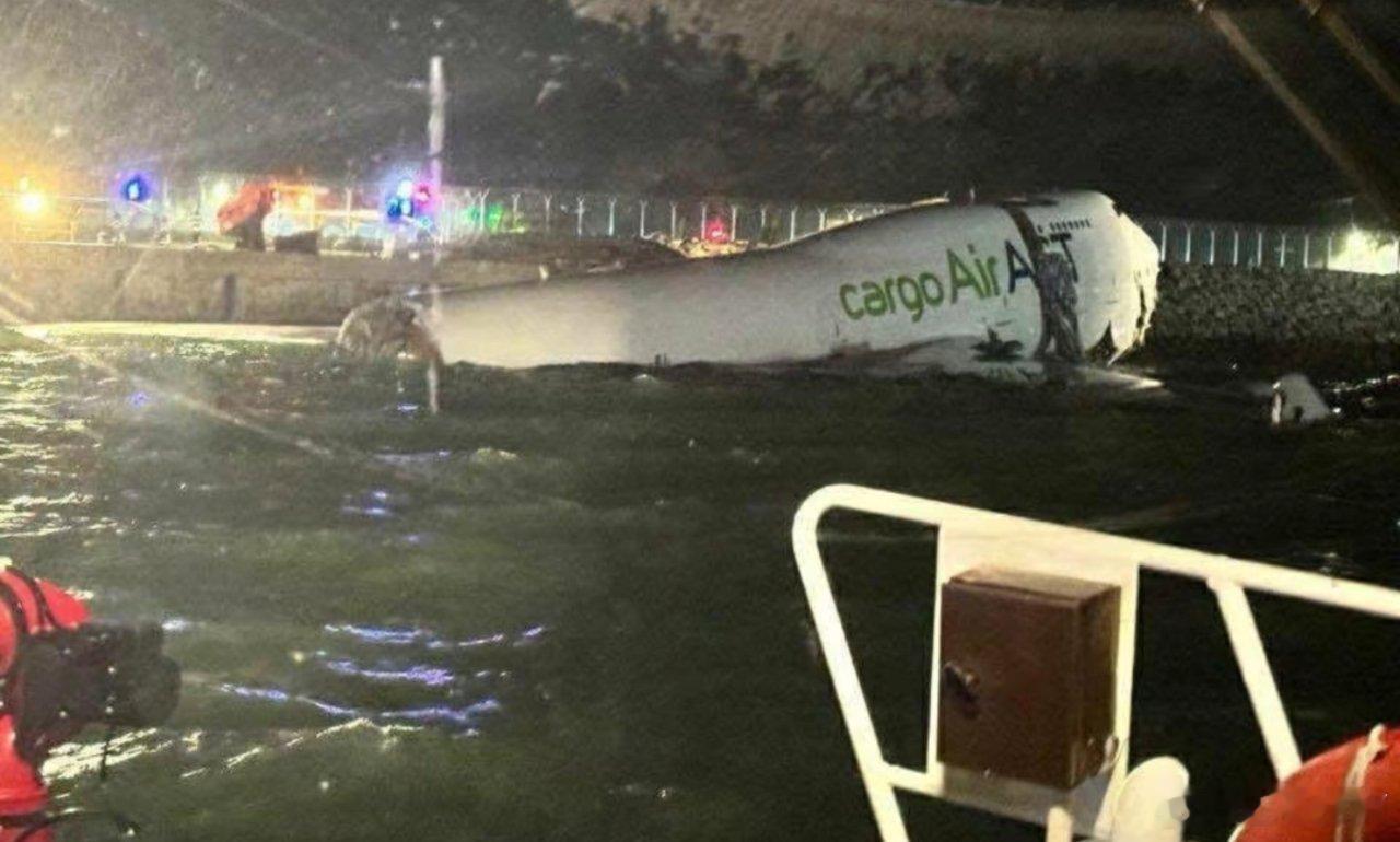 王者君啊[超话]凌晨3点左右波音747冲出香港机场跑道航班号EK9788，为阿联