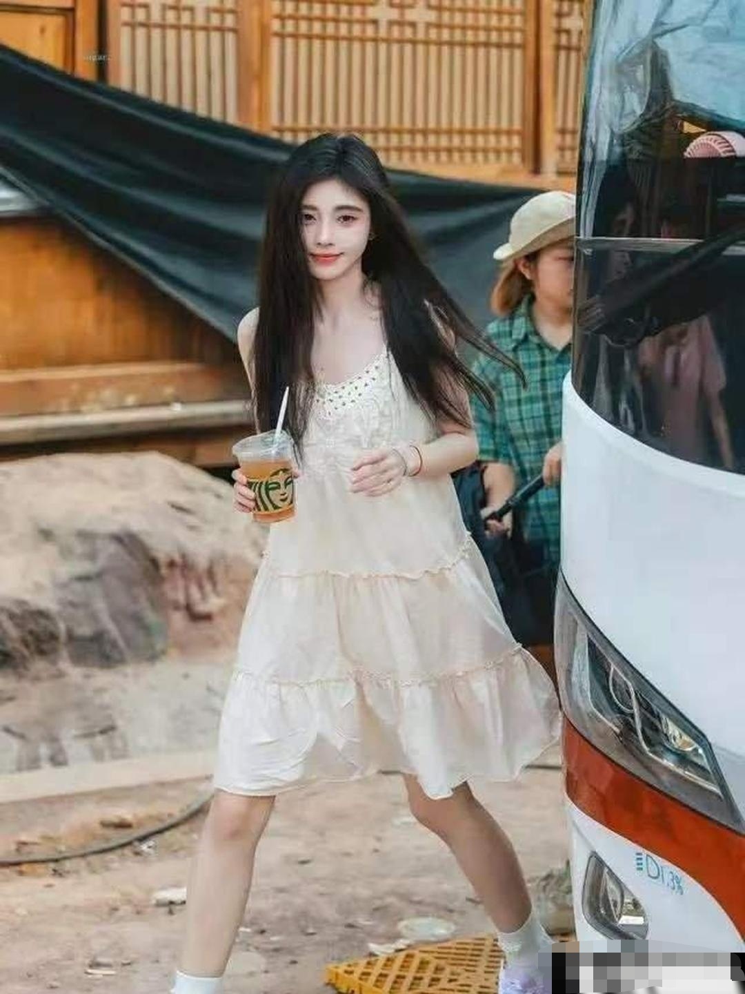 路人拍到了鞠婧祎素颜照，没了美颜滤镜，她这真实状态你给打几分？ 