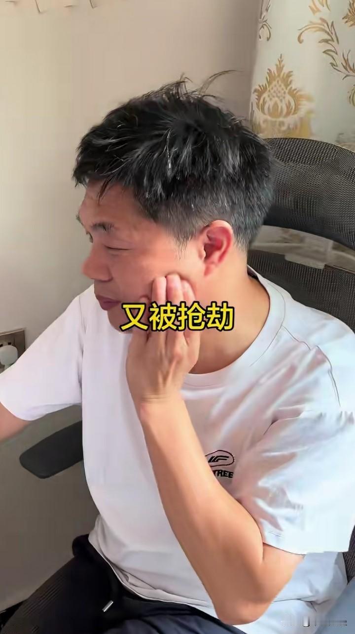 年轻的父亲天天在家炒股，不是亏损，就是在亏损的路上！爱人经常的看，也经常的发，但