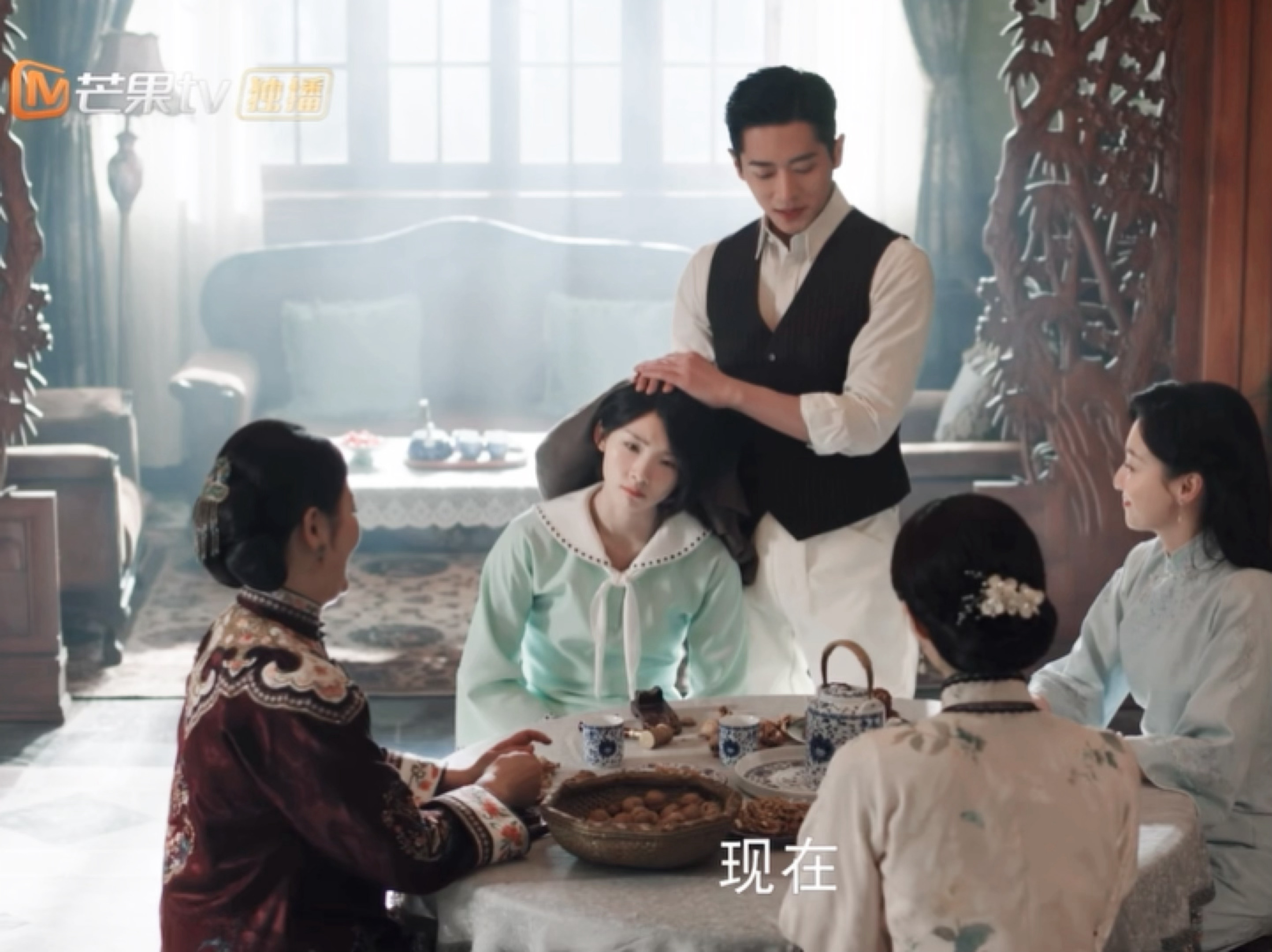 就这样拿妹妹脑袋当拐杖，对抗路兄妹好萌的吧[doge][doge][doge][