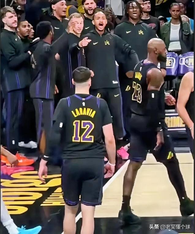 老詹：听说你是我老东家的新王，不怎么样嘛。

米切尔今天的低迷，跟开场被老詹大帽