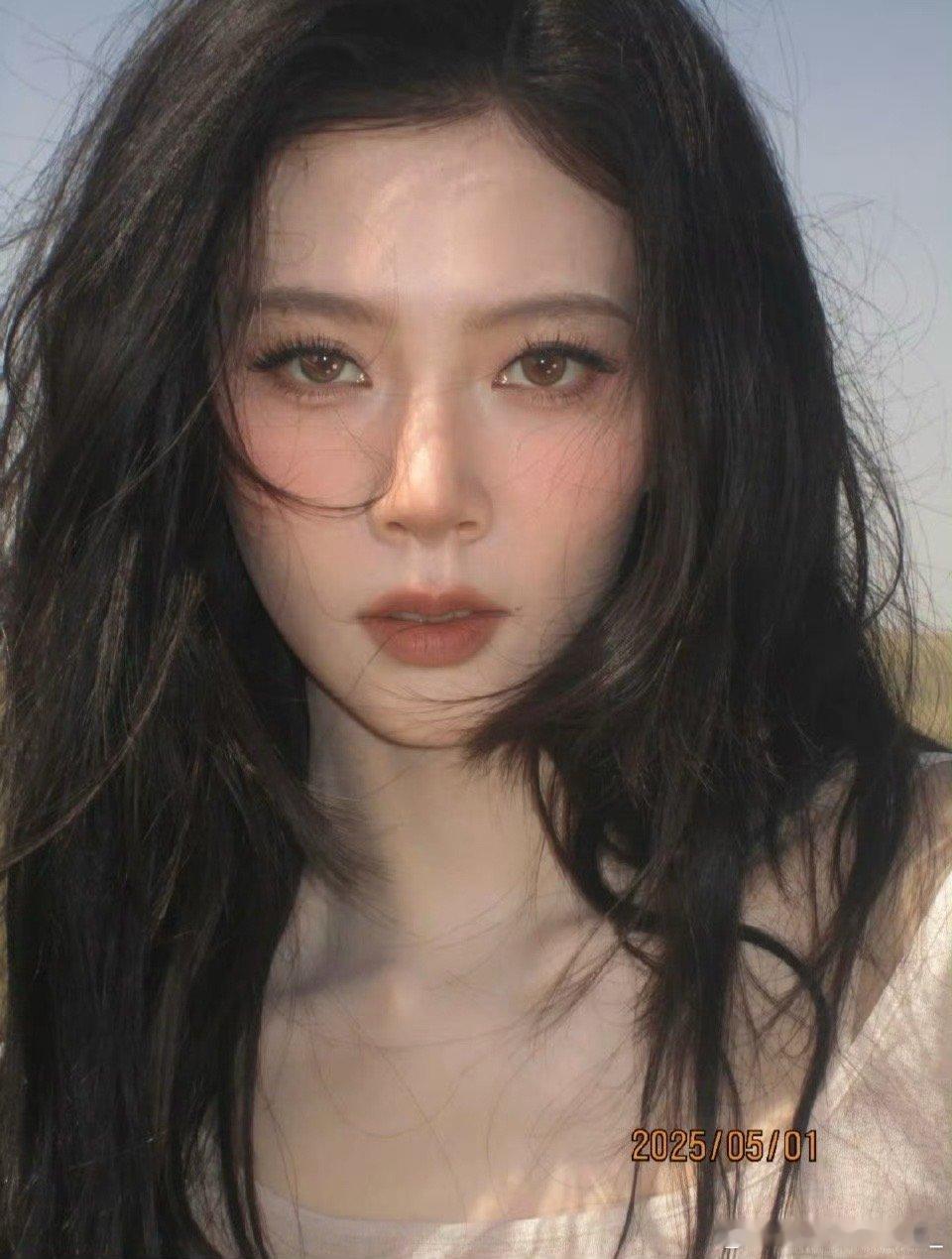 王亚飞给宋妍霏化的泥巴妆王亚飞给宋妍霏化的妆简直绝了！大地色系眼妆温柔又高级，配