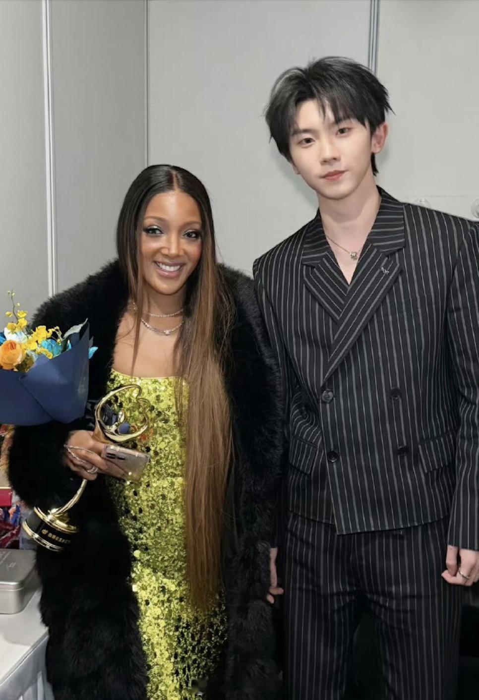 马嘉祺MickeyGuyton合照 微博之夜后台梦幻同框来袭！马嘉祺与国际大咖 