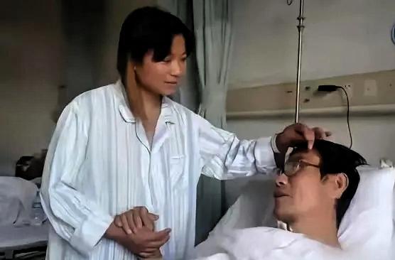 山东一尿毒症男子住院1个月，5个哥姐无人探望，这时候，前妻却冲进病房甩出复婚协议
