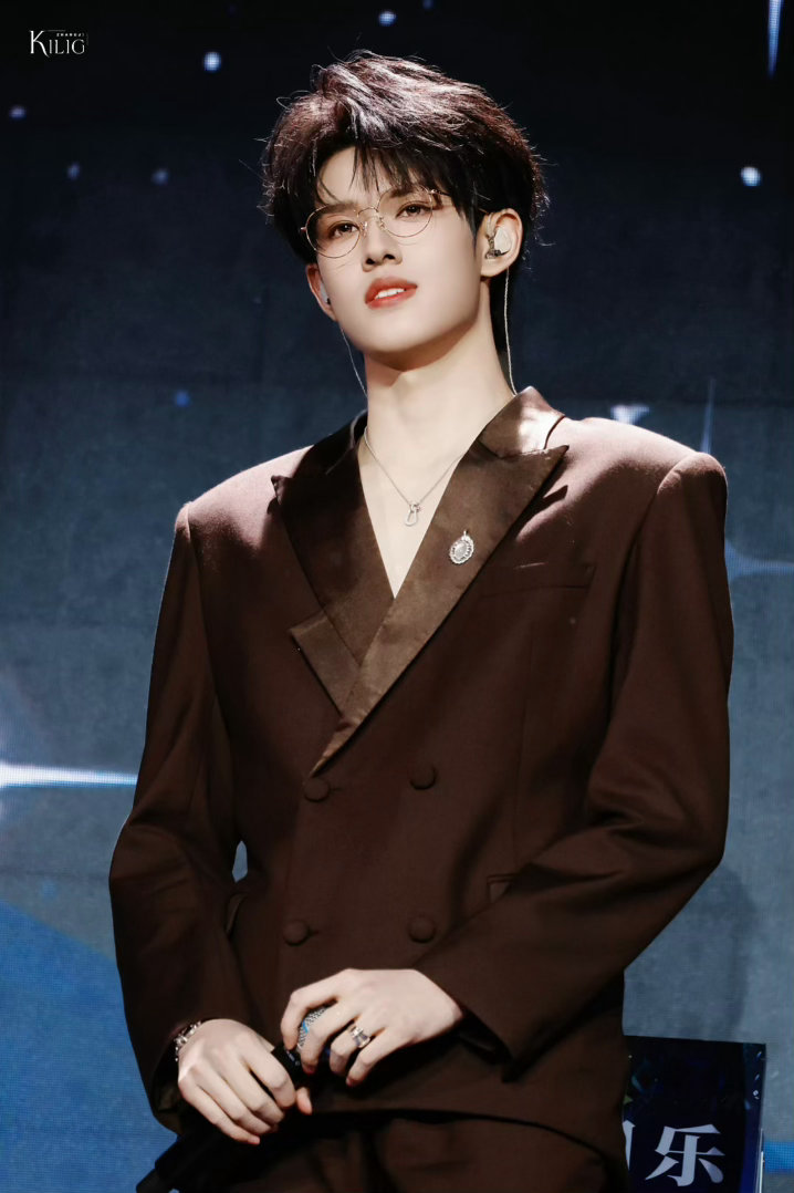 张极生日会首唱原创单曲张极直播张极的这个直播真的是太绝了啊！生日会上首唱了原创单