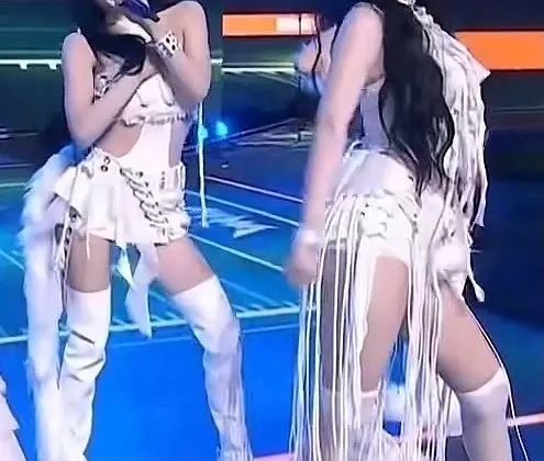 宁艺卓和柳智敏同框腿型一览 宁宁一定很久没吃过甜甜圈了吧… 