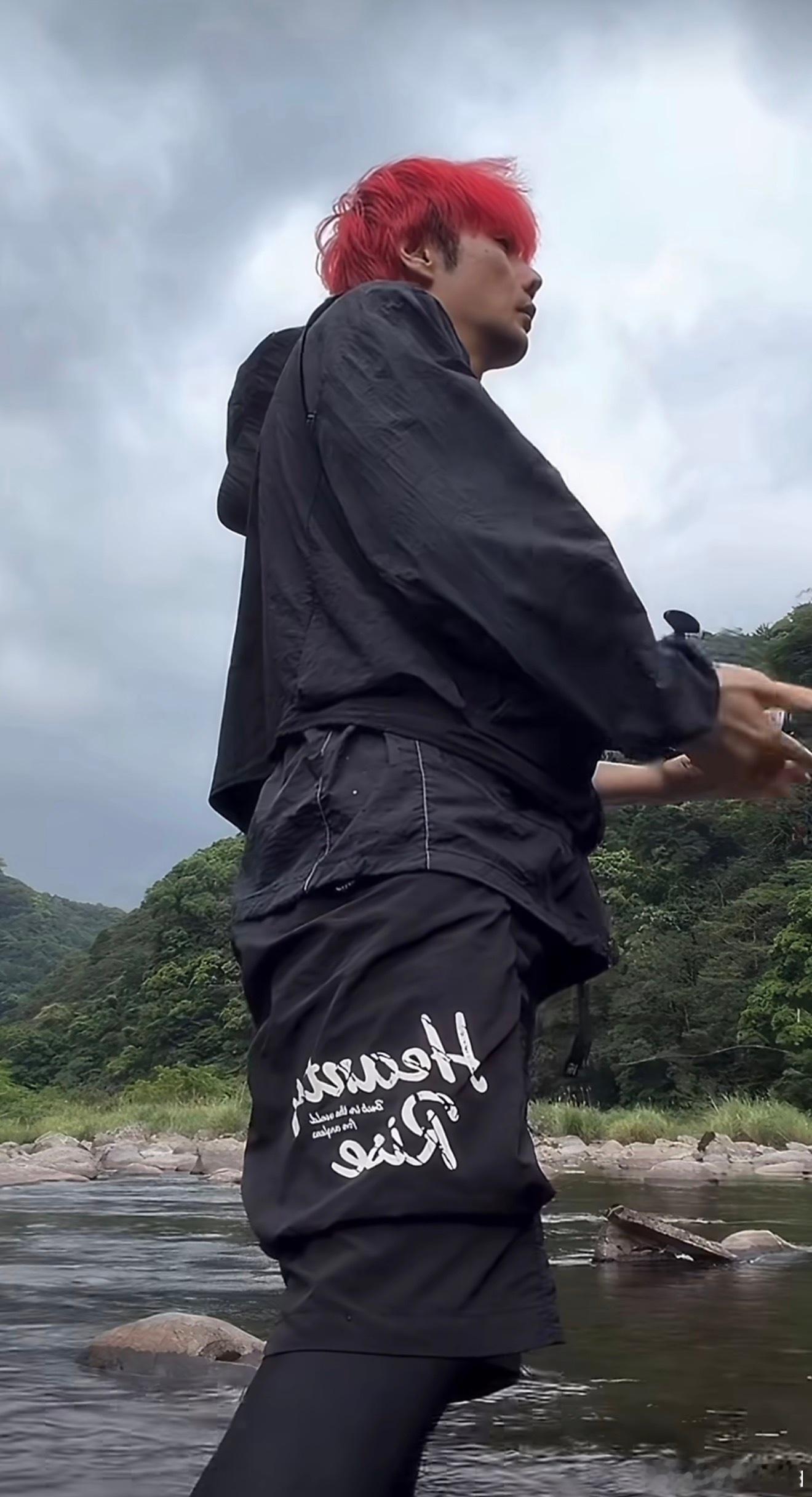 李荣浩是懂怎么直播的就这个快快乐乐钓鱼瞬间黑屏的画面，李老师该钓手机了李荣浩直播