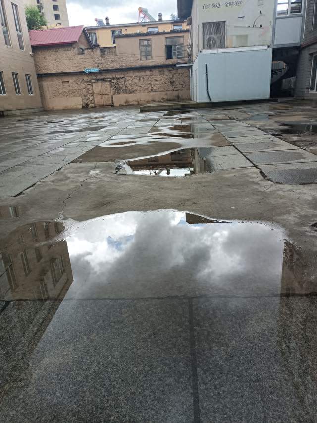 大连普兰店区中午1点左右下一场阵雨缓解干旱