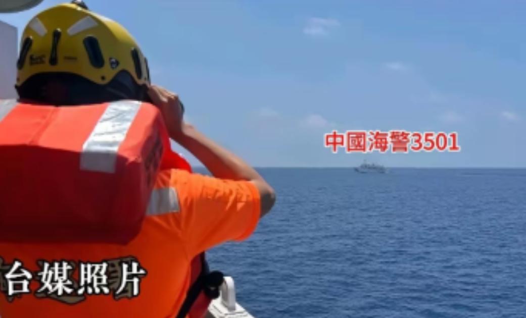 太离谱了！台海巡船在东沙被我海警船堵得不敢动，居然喊出"你们回去争取民主"这种荒