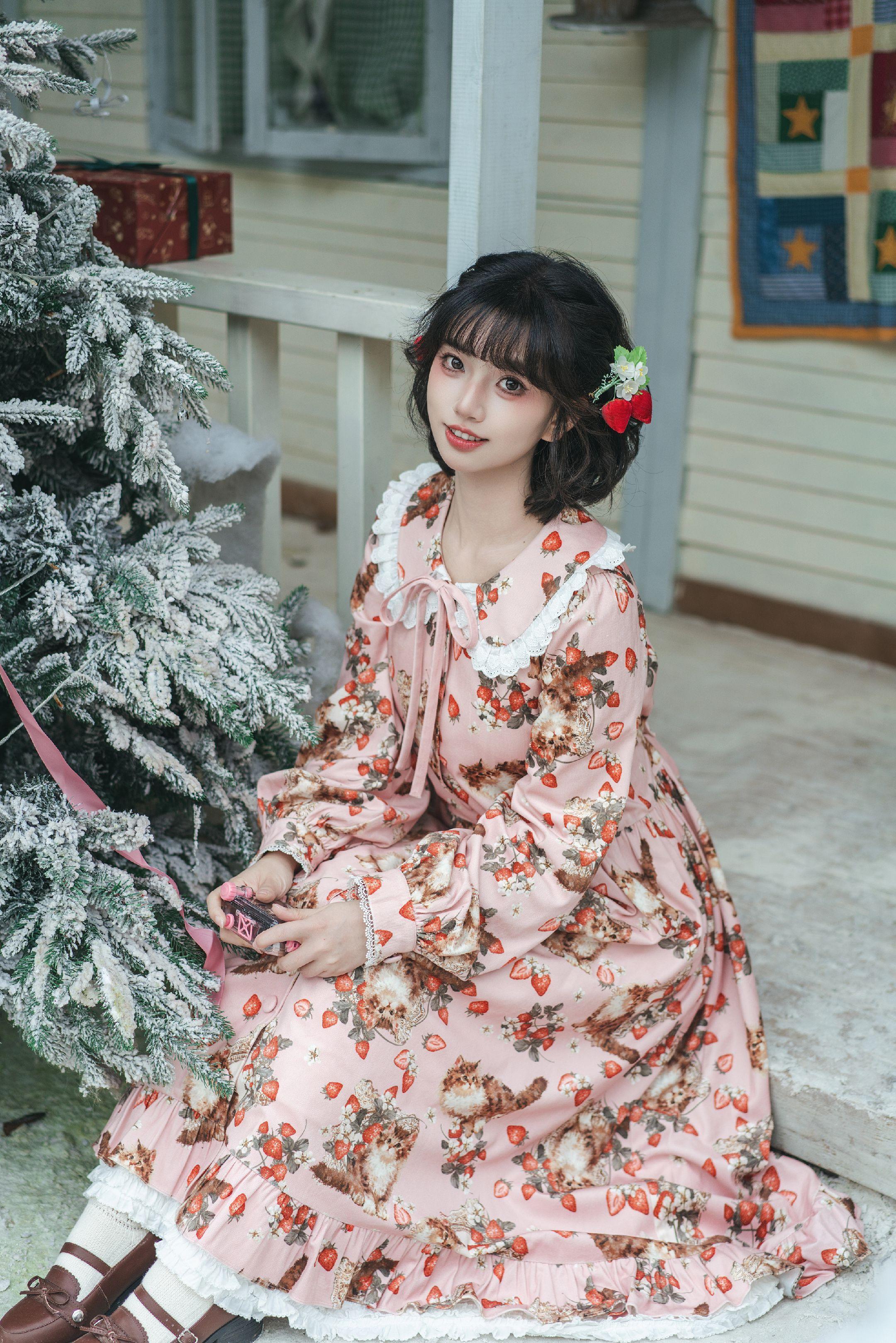 吃一口草莓🍓。