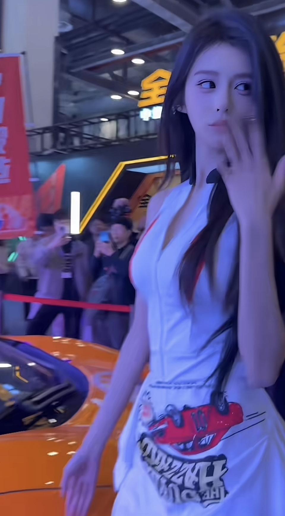 车如流水马如龙，美人如玉映春风。