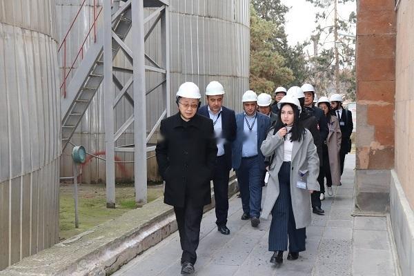 1月18日据俄媒报道，中国驻亚美尼亚大使范勇与亚美尼亚核电站总经理马尔季罗相讨论
