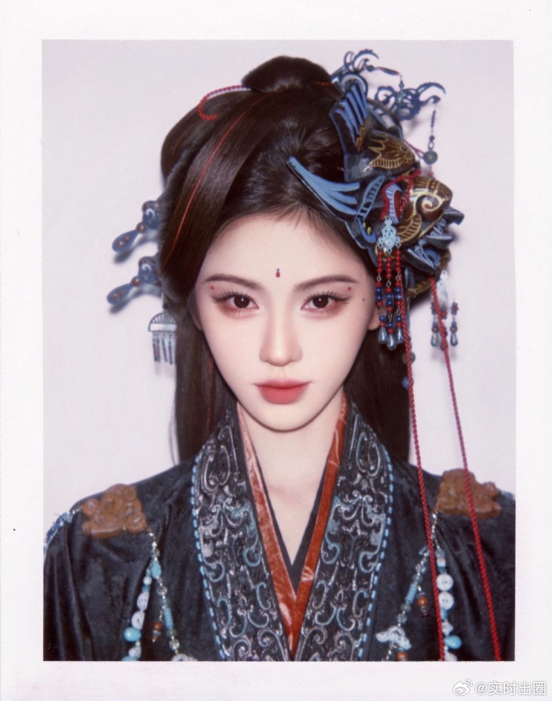 鞠婧祎苏绿夏国师撕拉片 复古撕拉片镜头太有故事感了，眉眼间自带谋略感，完美诠释了