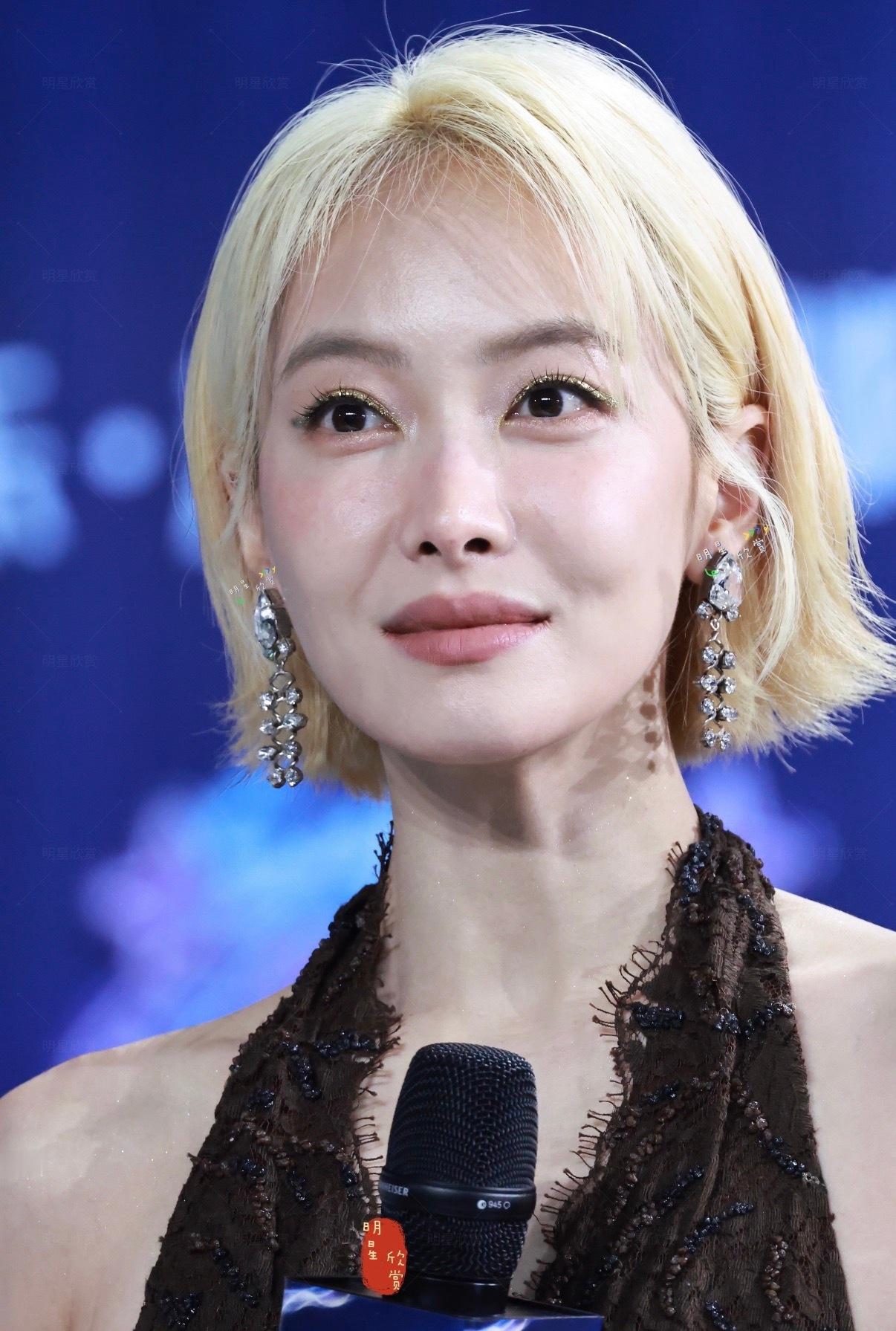 宋茜利落金发出席巅峰之夜红毯，这个腿和背太优越了。 