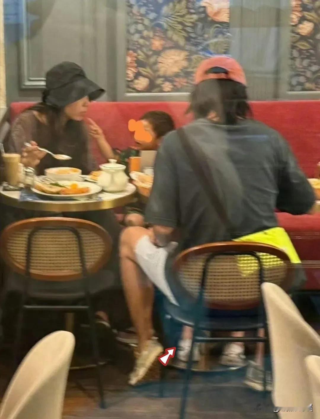 宋宁峰、张婉婷带着娃儿在新加坡游玩，一同吃早餐，有说有笑。
看样子，家庭矛盾解决