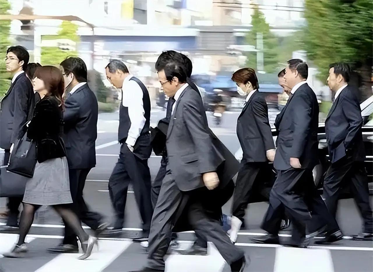 在日本工作的朋友回国，说了一句大实话。他说：“你们别光看新闻天天播日本物价涨、日