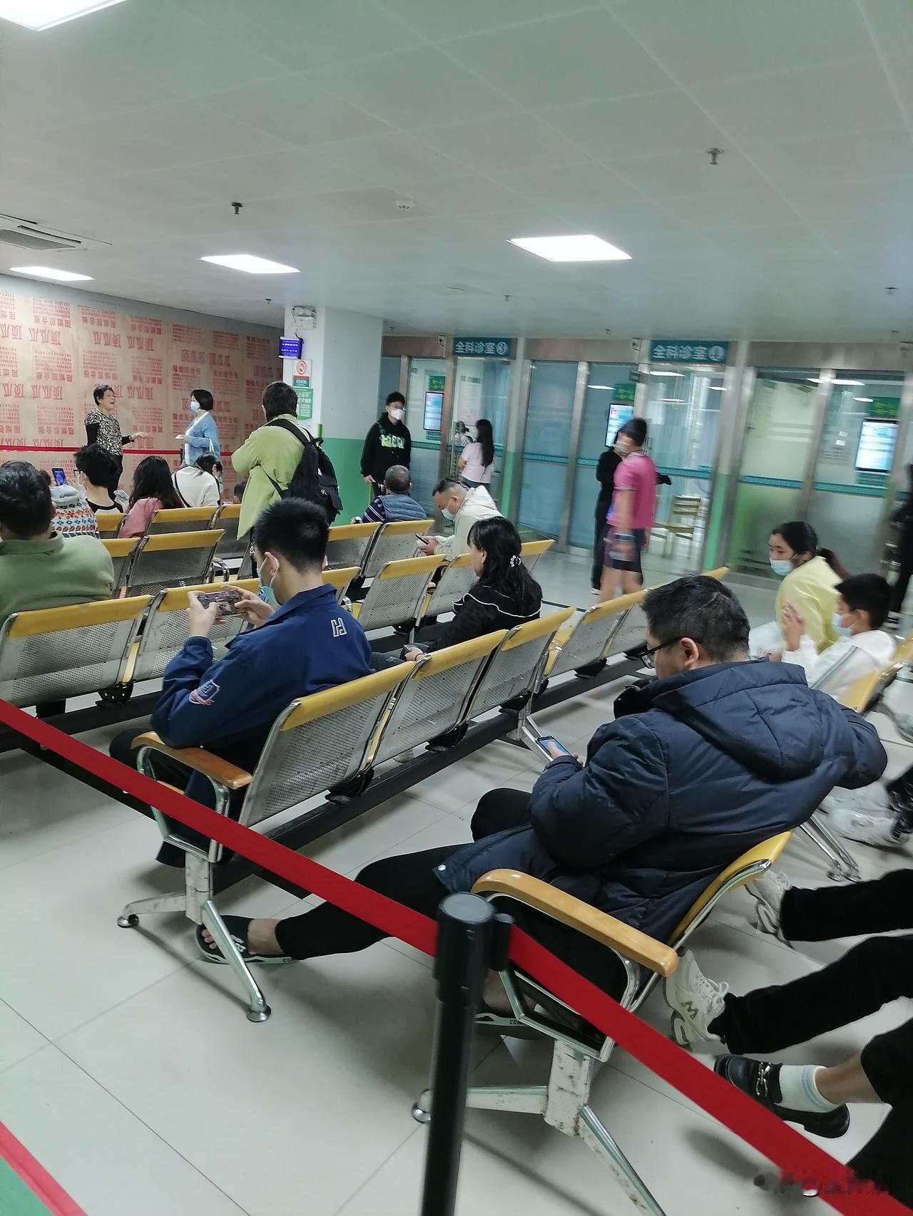 最近去医院次数有些多，每次去医院，无论工作日还是周末，医院总是人山人海，看病从挂