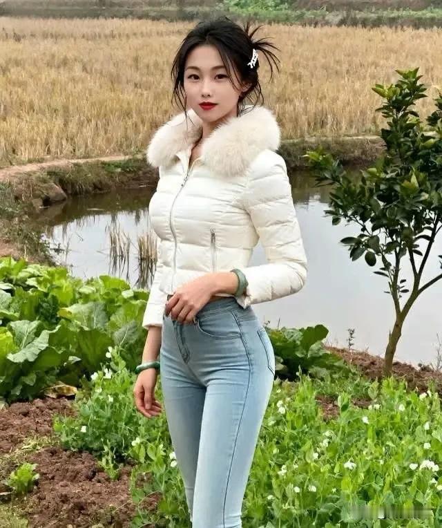 冬日暖阳下，田野中的美丽女孩🌞