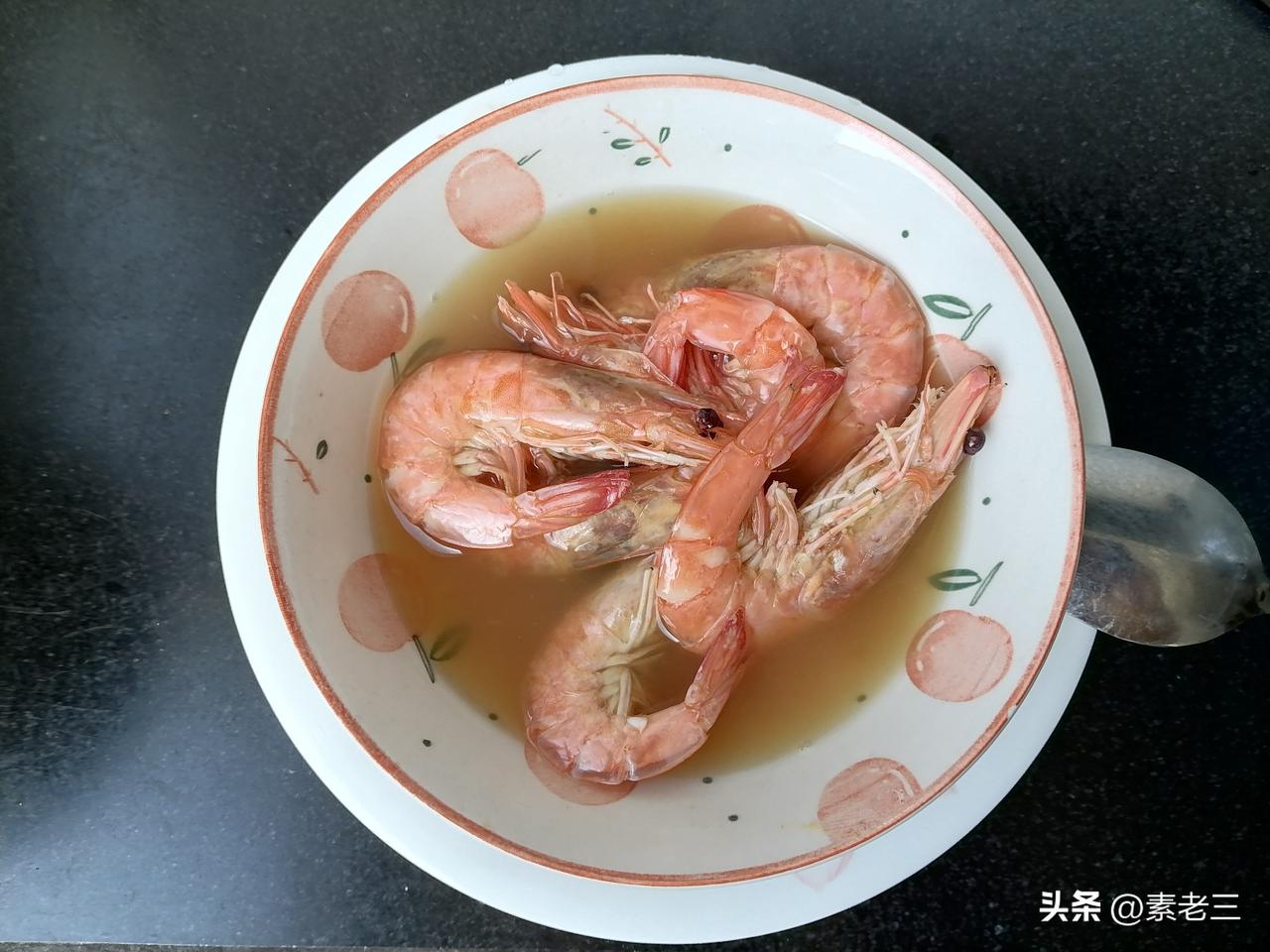 花35元买了一斤大虾。今天改善生活。

今天的天气非常好，我一早就去了早市。
