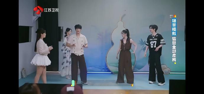 夏之光高卿尘团播初体验 真的好爱这种真实不做作的团播氛围，临时cue上场就大胆跳