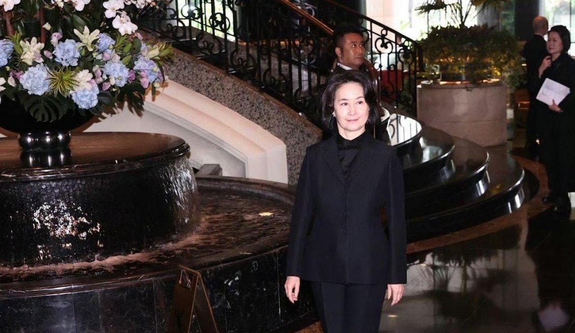 何超琼现身何超蕸追思会赌王”何鸿燊女儿何超蕸追悼会在香港举办。大姐何超琼最早抵达