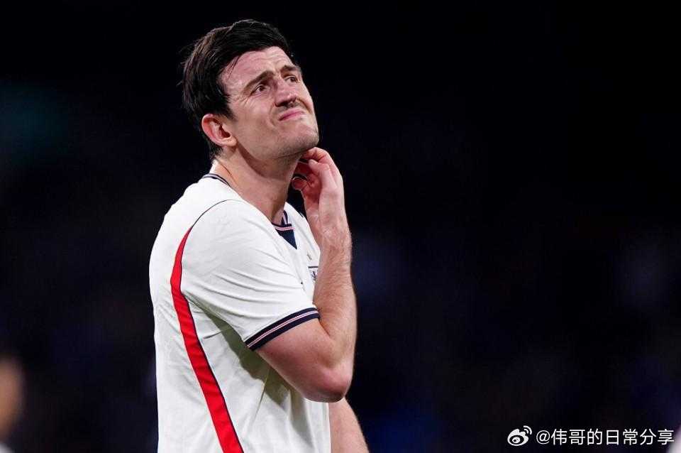 福登落选世界杯大名单周五，英足总公布英格兰世界杯26人名单。福登、帕尔默、阿诺德