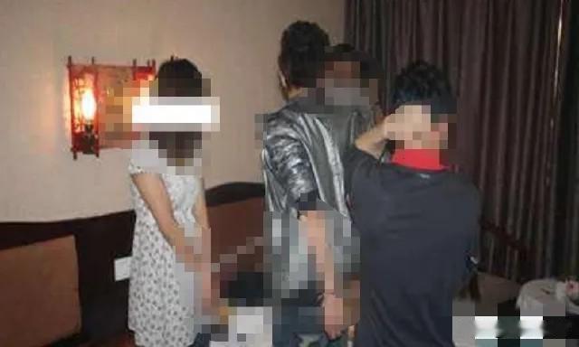 山东烟台，一男子将一女子约到家中，没想到家中还有三位男子。其中有两位男子对女子进