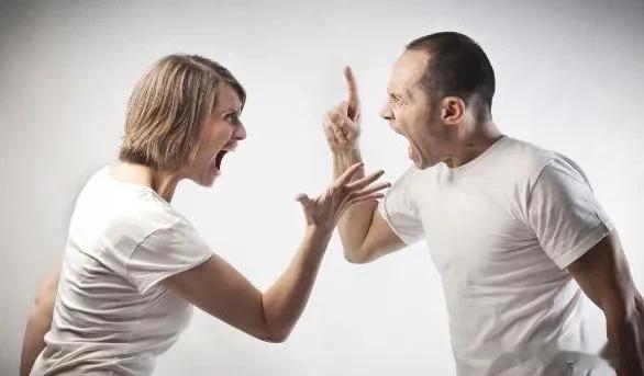 2020年，一个阳光明媚的早晨，一位年轻优雅的32岁女子走进了警察局。她看上去很